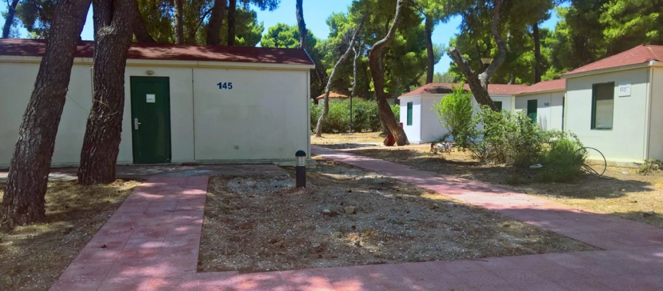 300 παράνομοι μετανάστες που δηλώνουν «ανήλικοι» μεταφέρθηκαν στις κατασκηνώσεις του δήμου Αθηναίων στον Άγιο Ανδρέα